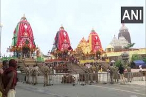 भगवान् जगन्नाथ निकले यात्रा पर , इतिहास में पहली बार हुआ रथयात्रा में पूरी सुनसान ...देखे  विडिओ