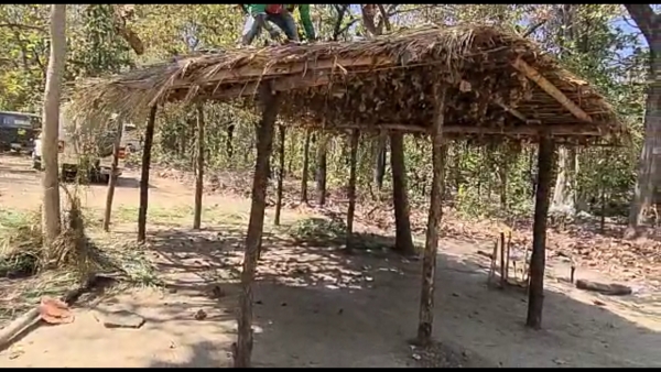 समझा बुझाकर झोपड़ी, उन्ही के द्वारा तोड़कर ,वन भूमि को कब्जामुक्त कराया गया