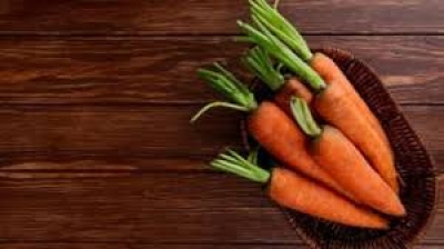 आंखों की रोशनी बढ़ाने के लिए जरूर खाएं ये 6 चीजें