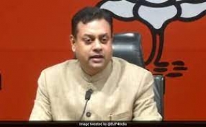 'कोरोना वैक्सीन, ऑक्सीजन और बेड पर राजनीति कर रहे अरविंद केजरीवाल' : BJP ने लगाया आरोप