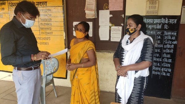 रिसाली निगम आयुक्त पहुंचे निगम के अंतिम छोर ,राशन लेने पहुंचे अंत्योदय कार्डधारियों को टीका लगवाने किया प्रेरित