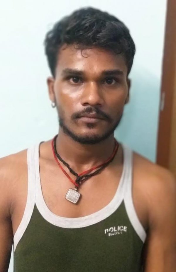 अवैध रूप से बिक्री करने हेतु रखे देसी महुआ शराब के साथ आरोपी रंगे हाथ पकड़ाया*
