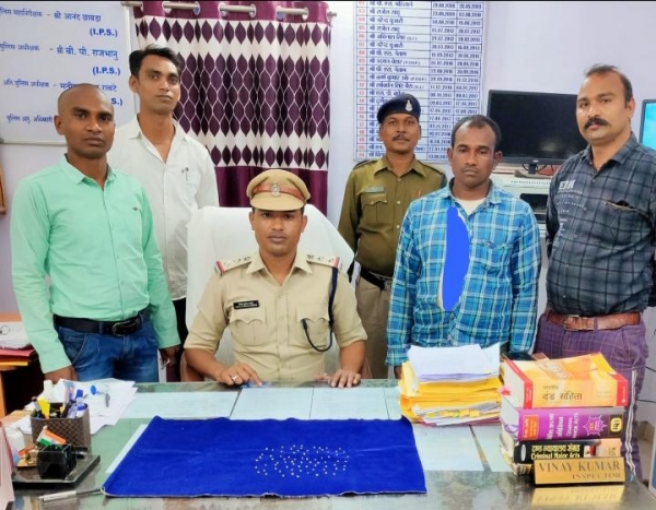 75 नग हीरा बेचने ग्राहक ढूंढते आरोपी को नगरी पुलिस ने गिरफ्तार