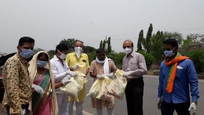 जिला भाजपा ने किया प्रवासी मजदूरों को खाद्यान्न सामग्री का वितरण