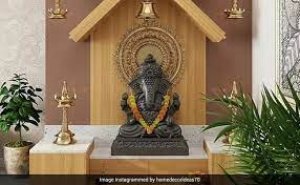 जानिए वास्तु के हिसाब से घर के मंदिर में क्या रखें और क्या नहीं