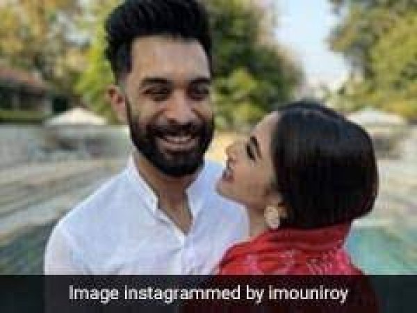 Mouni Roy अपनी मेहंदी और हल्दी लुक में किसी अप्सरा से कम नहीं लग रहीं, उनके इस आउटफिट में ये है सबसे खास