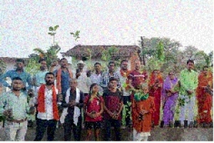 सरोज पांडेय के आह्वाहन पर नवागढ़ विधानसभा में किया गया नि:शुल्क पौधा वितरण