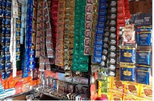 जिले में बेखौफ बिक रहा जर्दायुक्त गुटखा , सितार व पानराज ब्रांड के बिखरे रैपर से खुल रही पोल