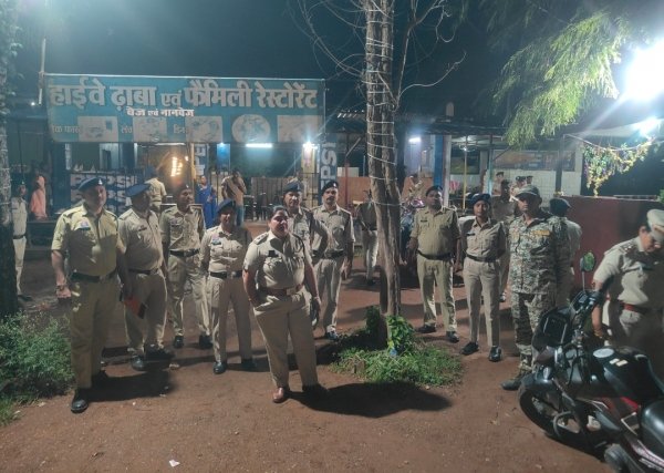 अवैध शराब के खिलाफ बालोद पुलिस की बड़ी कार्रवाई, दो ढाबों से अवैध शराब जप्त, 49 वाहन चालकों पर भी कार्रवाई_