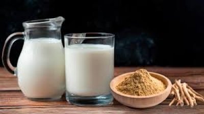 गर्मियों में दूध में इस पाउडर को मिलाकर पीने से नहीं लगेगी लू, इसके अलावा मिलेंगे 4 बड़े फायदे