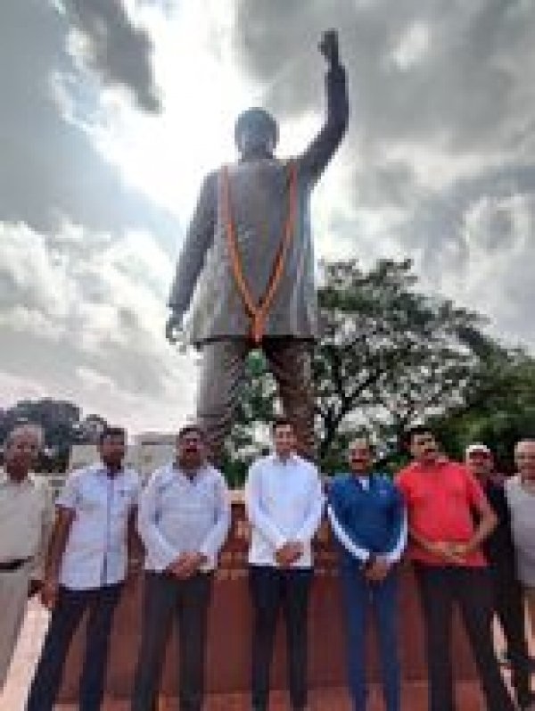 देश की सबसे बड़ी शहीद भगत सिंह की मूर्ति पर विधायक देवेंद्र यादव ने पुष्प अर्पित कर किया नमन  और उनकी शहादत को किया याद