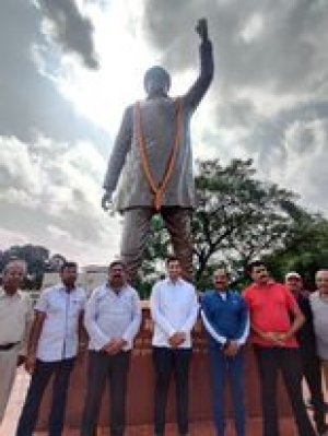 देश की सबसे बड़ी शहीद भगत सिंह की मूर्ति पर विधायक देवेंद्र यादव ने पुष्प अर्पित कर किया नमन  और उनकी शहादत को किया याद