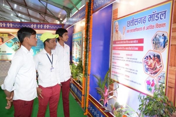 जनसम्पर्क विभाग की फोटो प्रदर्शनी में छत्तीसगढ़ मॉडल  देखने उमड़ी भीड़