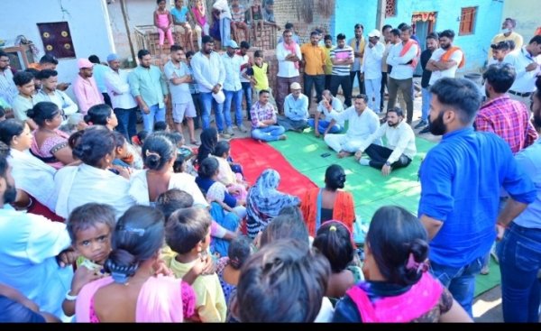 जमीन पर लगाई चौपाल, लोगों की सुनी समस्याएं  और किया  समाधान  वार्ड 44 और वार्ड 50 में विधायक देवेंद्र का भेंट मुलाकात