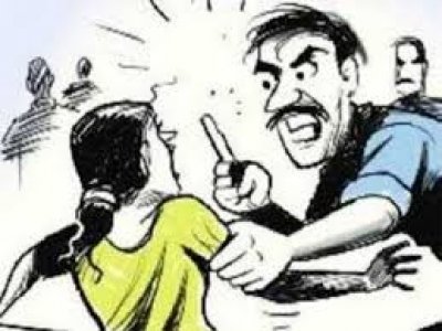 महिला पर अज्ञात लोगो ने किया हमला , शराब के पैसे ना देने पर युवक की सरेआम पिटाई