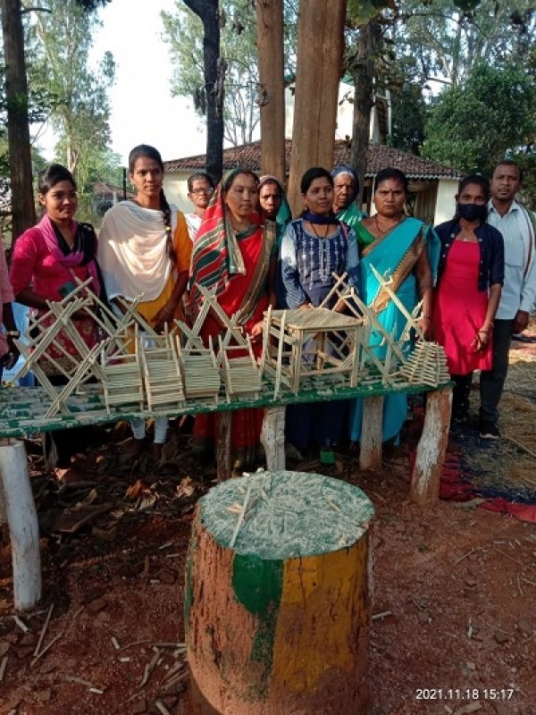 बहु उपयोगी लैंटाना लकड़ी से युवा कारीगरों के बहुरेंगे दिन
