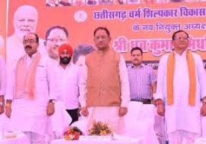 मुख्यमंत्री विष्णु देव साय छत्तीसगढ़ चर्म शिल्पकार विकास बोर्ड के नव नियुक्त अध्यक्ष के पदभार ग्रहण समारोह में हुए शामिल