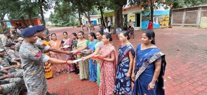 जहां कभी बंदूक थी, वहां बंधा रिश्तों का धागा… ,बस्तर में राखी ने बदली 'दुश्मनी' की परिभाषा