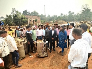 मोहला-मानपुर-अंबागढ़ चौकी जिले के प्रभारी सचिव पीएस एल्मा ने धान उपार्जन केंद्रों का किया निरीक्षण