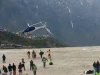 केदारनाथ में खिलौने सा नाचने लगा हेलिकॉप्टर और मच गया हड़कंप, कहीं ये खतरे का अलर्ट तो नहीं? लैंडिंग से कुछ देर पहले ही हेलिकॉप्टर में कोई टेक्निकल फॉल्ट हो गया. इससे ये हवा में ही नाचने लगा. 2 मिनट के लिए ऐसा लगा जैसे हेलिकॉप्टर क्रै