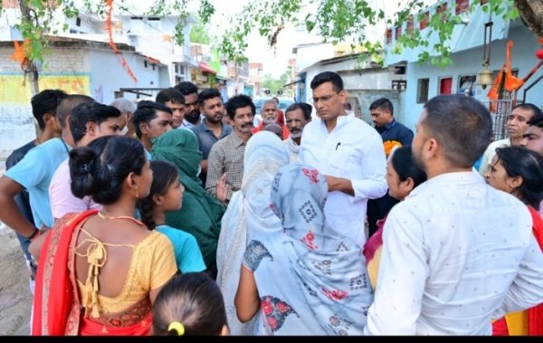 भेंट मुलाकात के दौरान महिला ने बताई राशन कार्ड की समस्या, शाम तक बन कर तैयार राशन कार्ड