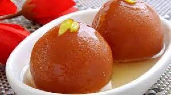 मिल्क पाउडर से बिना किसी झंझट मिनटों में तैयार करें टेस्टी गुलाब जामुन, नोट करें ये हलवाई वाली रेसिपी