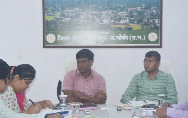 दूरस्थ वनांचल क्षेत्रों तक स्वास्थ्य सुविधाओं का लाभ देने के लिए मुख्यमंत्री हाट बाजार क्लीनिक योजना का दायरा बढ़ाएं - कलेक्टर