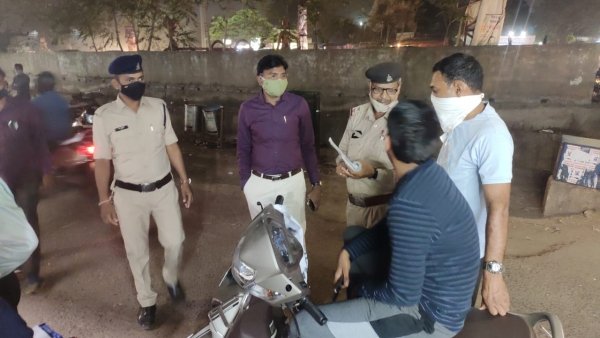 कोविड नियमों की अनदेखी पर ट्यूशन सेंटर पर एक हजार का जुर्माना ,दुकानदारों को दी चेतावनी तो नशेडियों को कराया उठक.बैठक