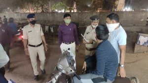 कोविड नियमों की अनदेखी पर ट्यूशन सेंटर पर एक हजार का जुर्माना ,दुकानदारों को दी चेतावनी तो नशेडियों को कराया उठक.बैठक