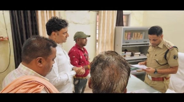 एक ही क्षेत्र में 24 घंटे के अंदर ठगी एवम् चोरी की घटना , छाया पार्षद चौहान ने दिया ज्ञापन