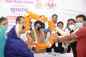मंत्री डॉ. डहरिया आरंग में सघन भ्रमण के दौरान अनेक कार्यक्रमों में हुए शामिल