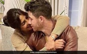 प्रियंका चोपड़ा ने पति निक जोनास संग शेयर की रोमांटिक तस्वीरें,