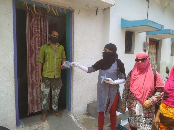 कोरोना संक्रमण की रोकथाम के लिये मितानीन दीदी घर-घर दे रही है दस्तक, लक्षण वाले व्यक्तियों की जुटा रही है जानकारी