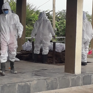 रिसाली निगम के कर्मचारी कोरोना से मौत होने वालों का भी जोखिम उठा कर रहे