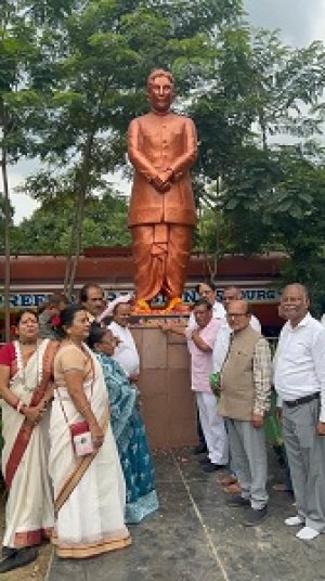 स्वतंत्रता संग्राम सेनानी पं. लखनलाल मिश्र की प्रतिमा पर उत्तराधिकारी संगठन ने  अर्पित की श्रद्धांजलि: