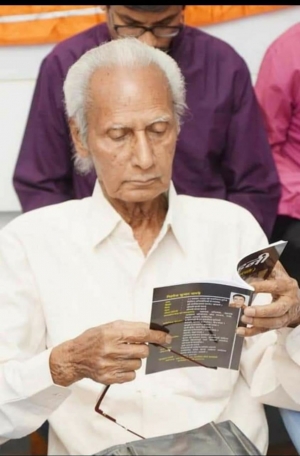 शासकीय हाईस्कूल सोरिदभाट धमतरी में शाला परिवार द्वारा प्रख्यात व्यंग्यकार प्रोफे. त्रिभुवन पांडे को श्रद्धांजलि दी गई