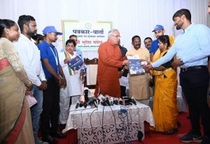 मितान योजना  मुख्यमंत्री  भूपेश बघेल ने अम्बिकापुर के दो नव विवाहित जोड़ों को दिया विवाह पंजीयन प्रमाण पत्र
