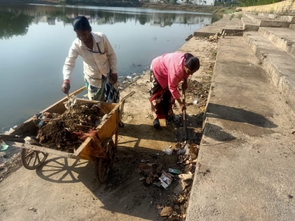 तालाबों में झिल्ली, पन्नी एवं अन्य कचरा को रोकने के लिए जलभराव के पूर्व लगाई जा रही है जाली