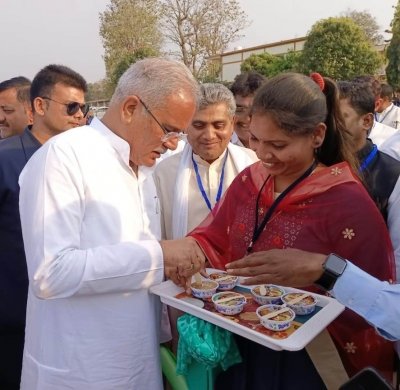 मुख्यमंत्री श्री बघेल ने तेन्दू से बने आइसक्रीम को चखकर* *स्वाद की सराहना की