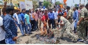अनपढ़ मंत्री को स्कूल भेजो के नारों के साथ किया पुतला दहन