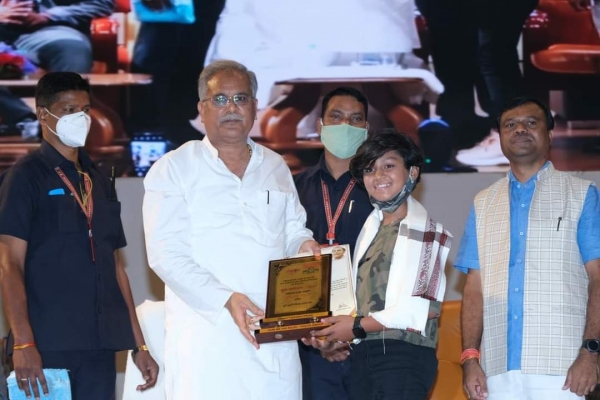 *राजीव युवा मितान क्लब छत्तीसगढ़ में आरु साहू हुई सम्मानित*