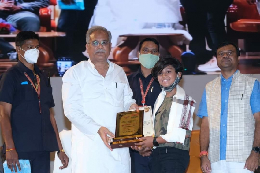 *राजीव युवा मितान क्लब छत्तीसगढ़ में आरु साहू हुई सम्मानित*