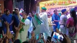 भीड़ में तेज प्रताप को आया गुस्सा, RJD कार्यकर्ता को स्टेज से दे दिया धक्का, मीसा भारती ने ऐसे संभाला
