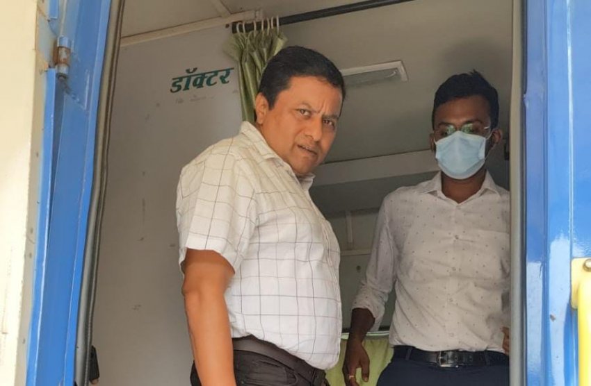 निगम परिसर में लगे मोबाइल यूनिट शिविर का आयुक्त लोकेश चंद्राकार ने किया निरीक्षण