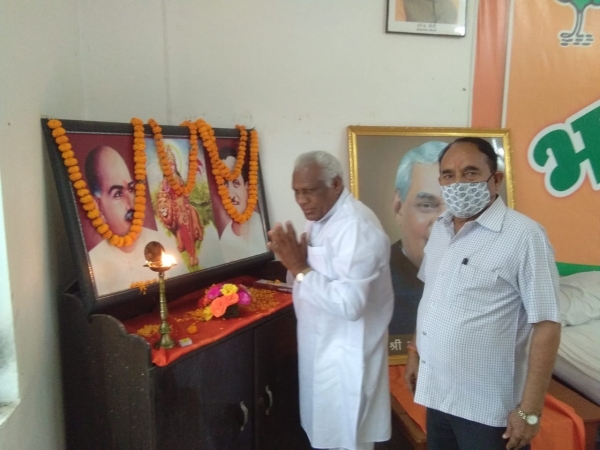 भाजपा स्थापना दिवस पर सांसद साव ने किया ध्वजारोहण