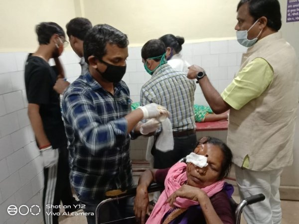 बस्तर साँसद दीपक बैज ने दुर्घटनाग्रस्त घायलों को पहुँचाया अस्पताल