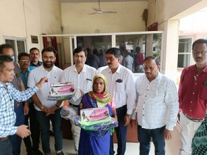 महापौर ने सभापति एवं स्वास्थ्य प्रभारी के साथ सफाई मित्र को दिया तोहफा