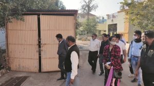 पॉश कालोनी के सड़क पर बनाया कार गैरेज, निगम ने हटाने की दी चेतावनी , नाली में बोरवेल देख हतप्रद हुए आयुक्त