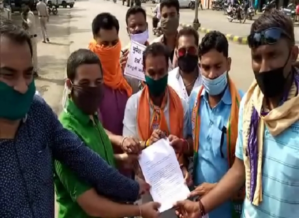 ज्ञापन सौपते भाजपाई