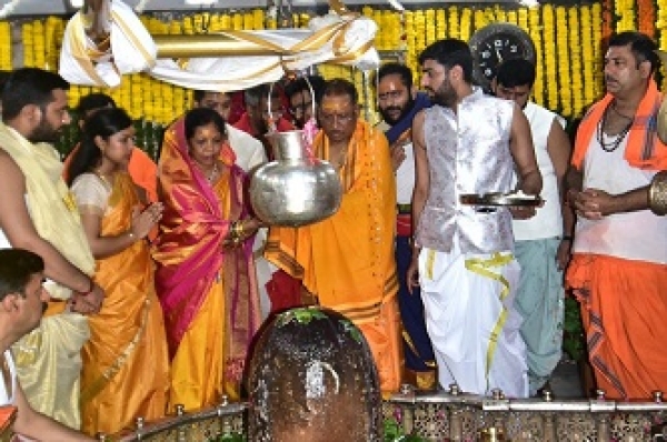 मुख्यमंत्री साय ने सपरिवार श्री महाकालेश्वर के दर्शन कर प्रदेशवासियों के सुख-समृद्धि और खुशहाली की कामना की